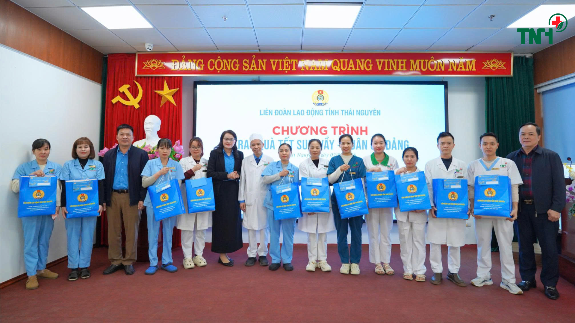 LIÊN ĐOÀN LAO ĐỘNG TỈNH THÁI NGUYÊN THĂM, TẶNG QUÀ ĐOÀN VIÊN, NGƯỜI LAO ĐỘNG TẠI CTCP TẬP ĐOÀN BỆNH VIỆN TNH