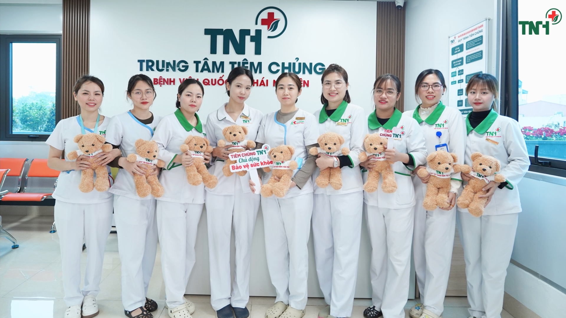 TƯNG BỪNG KHAI TRƯƠNG TRUNG TÂM TIÊM CHỦNG – HỆ THỐNG BỆNH VIỆN TNH