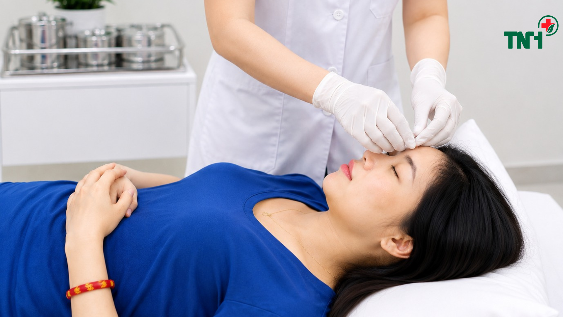 ĐIỀU TRỊ VIÊM MŨI DỊ ỨNG BẰNG PHƯƠNG PHÁP CẤY CHỈ Y HỌC CỔ TRUYỀN